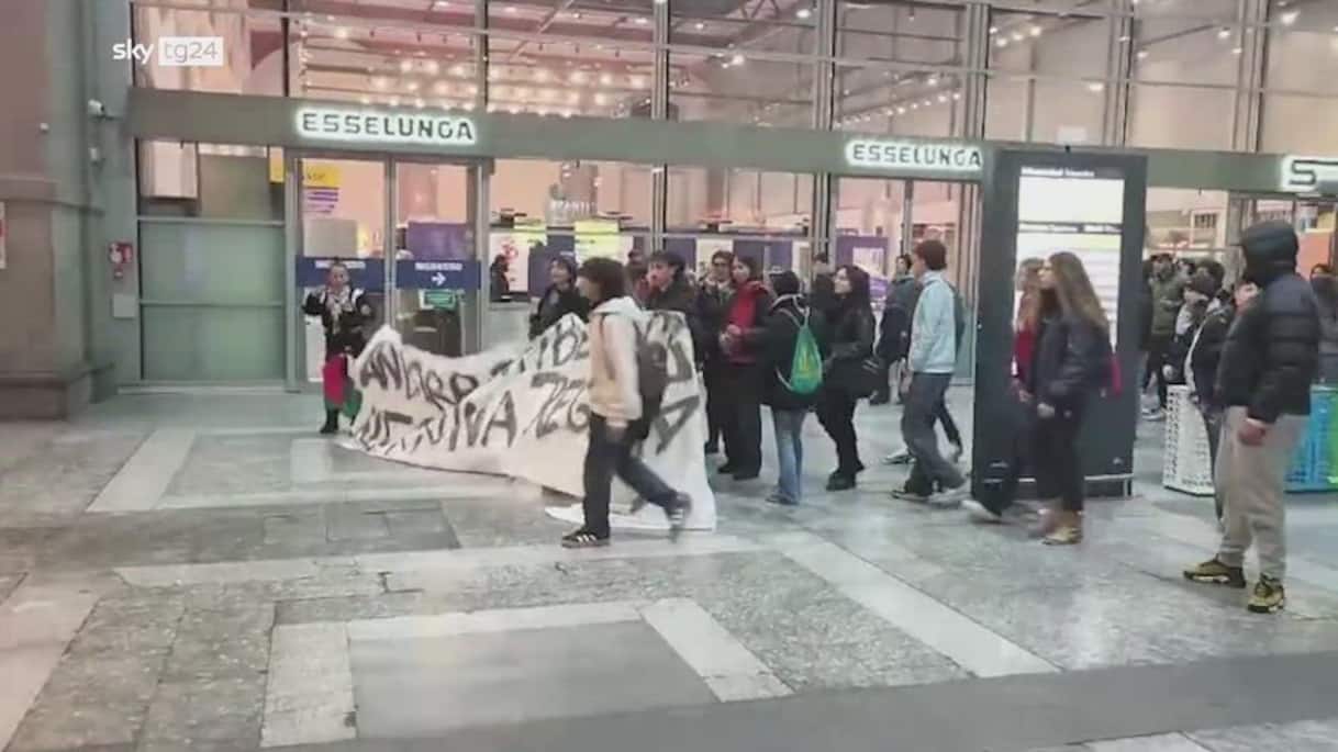 Torino, manifestazione pro Gaza: tensioni con polizia Torino, manifestazione pro Gaza: tensioni con polizia