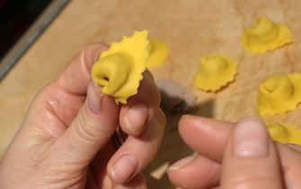 Modena. Preparazione in casa dei tortellini per il tradizionale pranzo di Natale (Modena - 2020-12-21, ROBERTO BRANCOLINI) p.s. la foto e' utilizzabile nel rispetto del contesto in cui e' stata scattata, e senza intento diffamatorio del decoro delle persone rappresentate