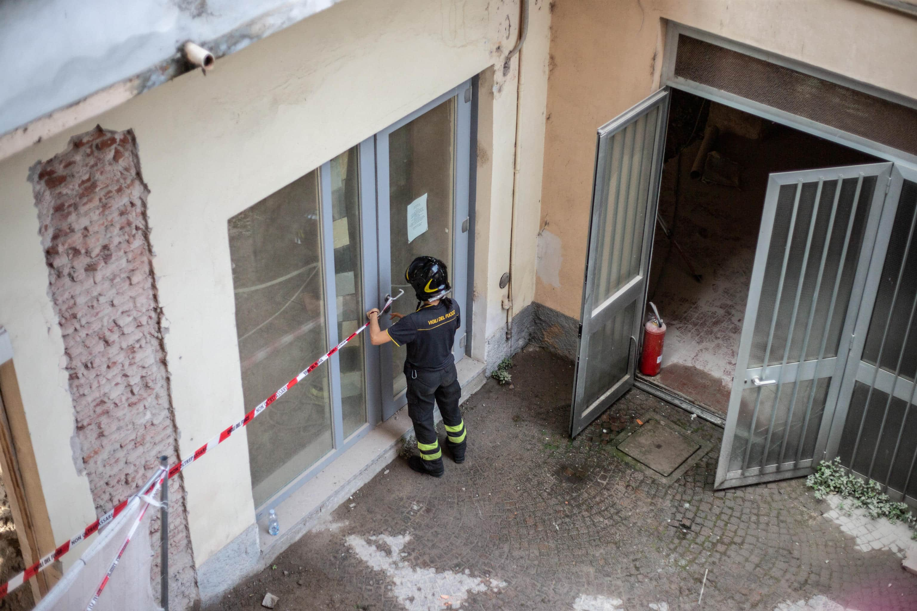 Un vigile del fuoco mette del nastro per delimitare la zona da non valicare nella palazzina crollata durante la notte in via Anfossi 6, Milano,15 luglio 2023. ANSA/DAVIDE CANELLA
(generica, vigile fuoco, pompiere, sicurezza, nastro, crollo)