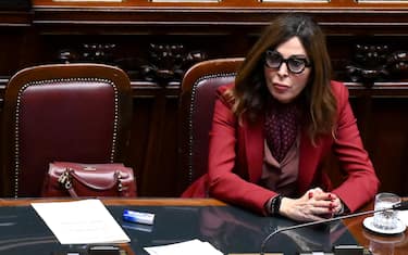 La ministra del Turismo Daniela Santanche' durante la commemorazione per l'ambasciatore Luca Attasio e il carabiniere Vittorio Iacovacci, uccisi in Congo quattro anni fa, nell'aula della Camera, Roma, 25 febbraio 2025.   ANSA/ETTORE FERRARI

