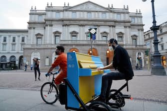 Piano City Milano, musicista suona il pianoforte sul Riscio'