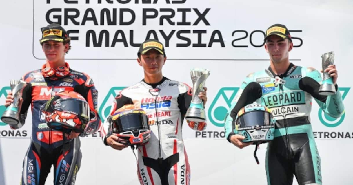 https://static.sky.it/editorialimages/0f554df5861c2ea322cf1ae0735579a63dee358d/skysport/it/motori/motogp/2025/11/06/moto-3-gp-malesia-sepang-adrian-fernandez-squalifica/podio_moto_3_og.jpg?im=Resize,width=1218