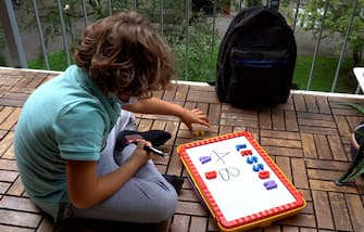 Milano - vita in famiglia durante emergenza Coronavirus - quarantena a casa di padre e figlio -