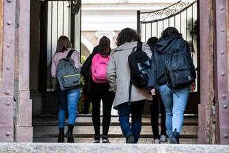 Studenti allÕingresso del liceo Visconti per la riapertura della didattica in presenza nelle scuole superiori, Roma, 07 aprile 2021. ANSA/ANGELO CARCONI