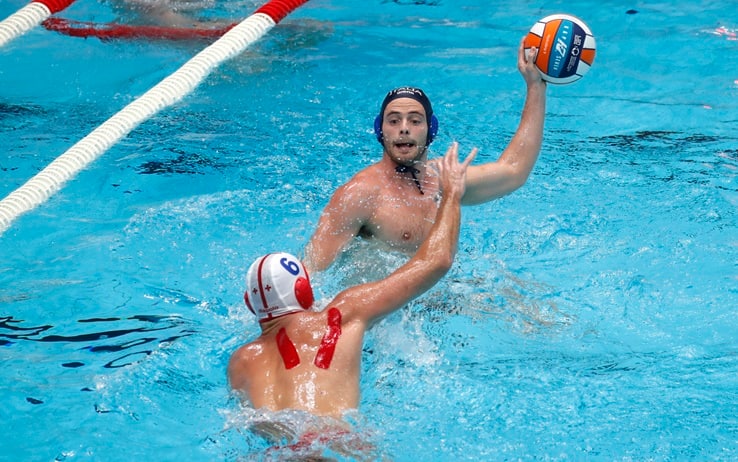 epa11057353 Luca Damonte of Italy (R)  in action against Marko Jelaca of  Georgia  (L) during the LEN Men's Water Polo European Championship first round Group B match between Georgia and Italy in Zagreb, Croatia, 04 January 2024.  EPA/ANTONIO BAT