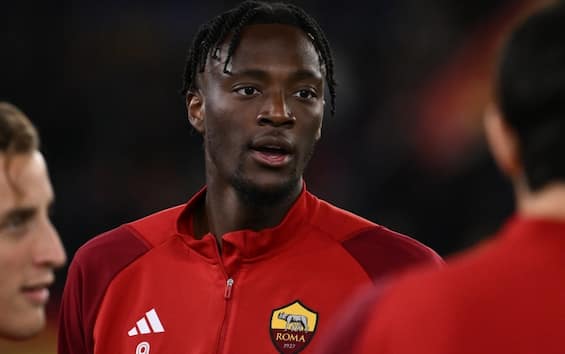 https://static.sky.it/editorialimages/0f7ceb7acf3fd17ab46e229ad615833e8c96db3a/skysport/it/calcio/calciomercato/2024/07/12/abraham-milan-news-calciomercato/roma_abraham_ipa.jpg?im=Resize,width=565