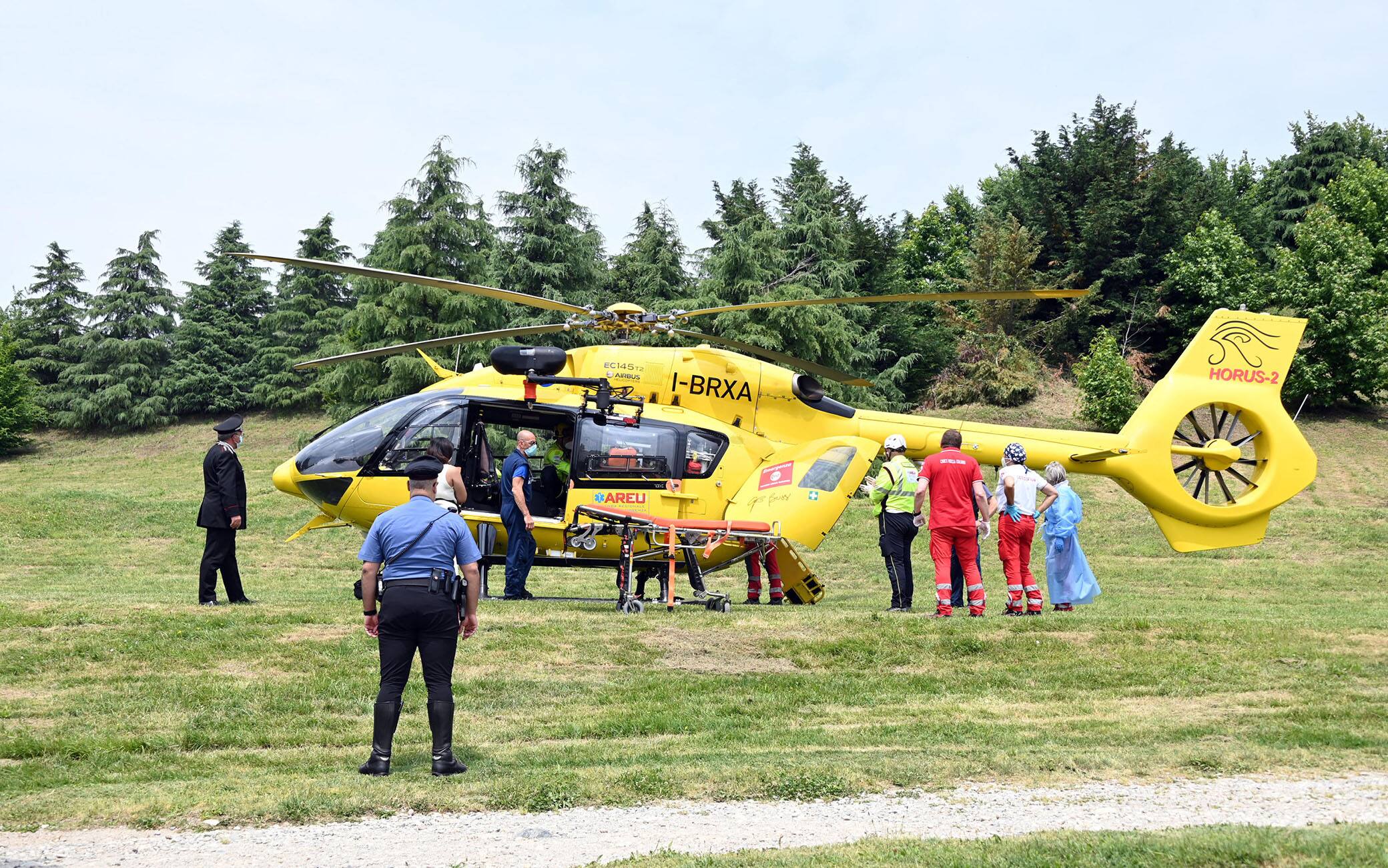 Un'auto è uscita di strada e ha investito un bambino di 3 anni che è stato portato in gravi condizioni in ospedale con l'elisoccorso, Paderno Dugnano (Milano), 2 giugno 2021. L'uomo al volante della vettura ha perso il controllo del mezzo che è finito fuori strada travolgendo il bambino, portato in codice
rosso all'ospedale Papa Giovanni di Bergamo. Ferito in modo meno grave anche l'autista della macchina. Sul posto l'Areu, i vigili del fuoco e i Carabinieri.
ANSA/ SERGIO PONTORIERO