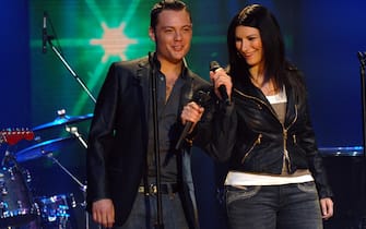 MILAN, ITALY - MARCH 21:  Tiziano Ferro and Laura Pausini appear on "Cd live" tv show on March 21, 2007 in Milan, Italy.  (Photo by Morena Brengola/Getty Images)