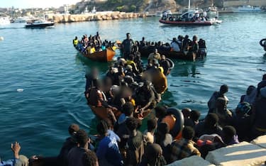 Migrants disembark in the port of Lampedusa, Sicily, Italy, 12 September 2023. Thirty-three migrants landings, starting from midnight, in Lampedusa where the counting of the number of people arriving is still underway. With the first 15 landings, 9 of which directly on the mainland, between the Isola dei Conigli beach, Cala Croce and Guitgia, but also directly at the Favarolo pier, 477 migrants were counted by the police.
ANSA/Concetta Rizzo