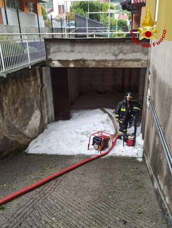 I Vigili del fuoco impegnati per far fronte ai danni causati dalla pioggia e dal forte vento in Lombardia, 21 luglio 2023. Effettuati 190 interventi tra Milano, Mantova, Varese, Bergamo e Monza Brianza. Nella foto, le operazioni di rimozione della grandine da un garage a Sovere (BG).
ANSA/ VIGILI DEL FUOCO
+++ ANSA PROVIDES ACCESS TO THIS HANDOUT PHOTO TO BE USED SOLELY TO ILLUSTRATE NEWS REPORTING OR COMMENTARY ON THE FACTS OR EVENTS DEPICTED IN THIS IMAGE; NO ARCHIVING; NO LICENSING +++ NPK +++