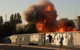 Un incendio dopo i bombardamenti a Kiev
