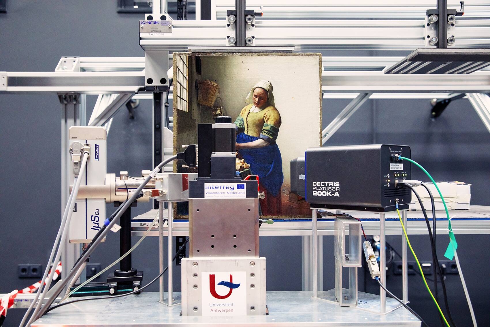 Het_melkmeisje_van_Vermeer_is_onderzocht_met_de_meest_geavanceerde_technieken_waaronder_deze_Macro-XRPD_scanner.jpg