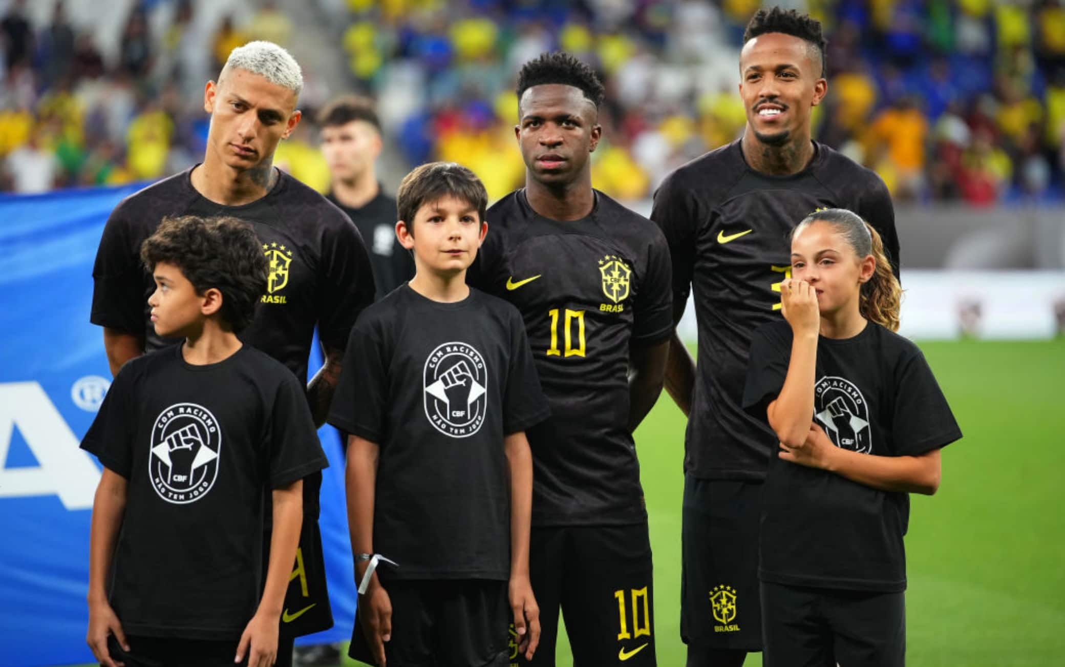 Brasile con la maglia nera nell'amichevole antirazzista contro la Guinea.  Foto
