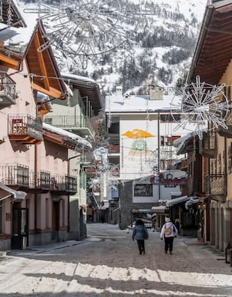 Italia, Val d'Aosta, Courmayeur, main pedestrian street