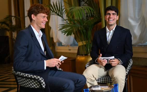 https://static.sky.it/editorialimages/0febebdf53c94051cbec3e002b1ab4aeea54bb96/skysport/it/tennis/video/2025/05/17/sinner-alcaraz-commento-analisi-video/ipa_sinner_Alcaraz.jpg?im=Resize,width=565
