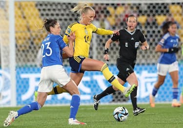 epa10774784 Stina Blackstenius (2-L) of Sweden in action against Cecilia Salvai (L) of Italy during the during the FIFA Women's World Cup group G soccer match between Sweden and Italy in Wellington, New Zealand, 29 July 2023.  EPA/RITCHIE B. TONGO