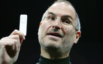 [Retrospettiva] Steve Jobs, padre di Apple e del personal computer. Nella foto Steve Jobs a San Francisco nel 2005 mentre presenta il nuovo iPod Shuffle.