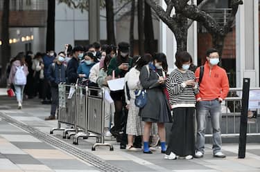 **CHINESE MAINLAND, HONG KONG, MACAU AND TAIWAN OUT** People line up to wait for nucleic acid testing outside of New Town Plaza in Sha Tin District, Hong Kong, China, 19 January, 2023., Hong Kong, China, 19 January, 2023. (Photo by ChinaImages/Sipa USA)