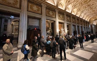 People wait for visit the tomb of Pope Francis at the Papal Basilica of Saint Mary Major in Rome, Italy, 27 April 2025. Pope Francis passed away on Easter Monday, 21 April 2025, at the age of 88.
ANSA/VATICAN MEDIA
+++ ANSA PROVIDES ACCESS TO THIS HANDOUT PHOTO TO BE USED SOLELY TO ILLUSTRATE NEWS REPORTING OR COMMENTARY ON THE FACTS OR EVENTS DEPICTED IN THIS IMAGE; NO ARCHIVING; NO LICENSING +++ NPK +++