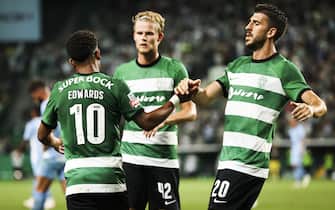 epa10883055 Sporting CP player Marcus Edwards (L) celebrates with his team mates Paulinho (R) and Hjulmand the 2-0 against Rio Ave during the First League soccer match held at Alvalade Stadium, Lisbon, Portugal, 25 September 2023.  EPA/JOSE SENA GOULAO