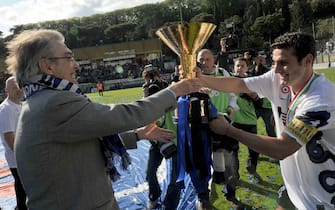 Il presidente dell'Inter, Massimo Moratti, festeggia con il capitano Javier Zanetti il 18/mo scudetto al termine della partita di serie A Siena-Inter allo stadio Artemio Franchi di Siena, in una immagine del 16 maggio 2010.
ANSA/FRANCO SILVI
