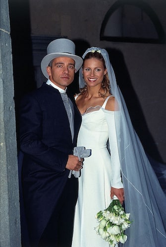 Italian singer Eros Ramazzotti and Swiss showgirl Michelle Hunziker posing in their wedding day at Castello Odescalchi in Bracciano (Rome), Italy, April 24th, 1998. (Photo by Rino Petrosino/Mondadori via Getty Images)