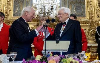 epa12021472 A handout photo made available by the Quirinale Palace Press office shows Italian President Sergio Mattarella (R) with King Charles III (L), during the State Banquet at the Quirinale Palace in Rome, Italy, 09 April 2025.  EPA/PAOLO GIANDOTTI / QUIRINALE PALACE PRESS OFFICE HANDOUT           HANDOUT EDITORIAL USE ONLY/NO SALES