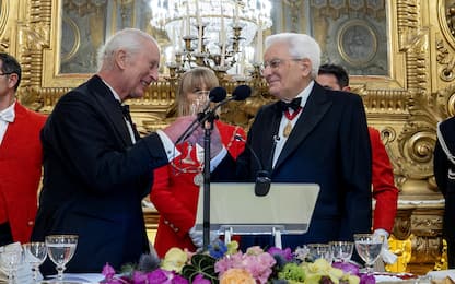 epa12021472 A handout photo made available by the Quirinale Palace Press office shows Italian President Sergio Mattarella (R) with King Charles III (L), during the State Banquet at the Quirinale Palace in Rome, Italy, 09 April 2025.  EPA/PAOLO GIANDOTTI / QUIRINALE PALACE PRESS OFFICE HANDOUT           HANDOUT EDITORIAL USE ONLY/NO SALES