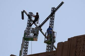 SAN FRANCISCO, CALIFORNIA - JULY 31: Workers prepare to dismantle a large X logo on the roof of X headquarters on July 31, 2023 in San Francisco, California. Just over 48 hours after a large X logo with bright pulsating lights was installed on the roof of X headquarters in San Francisco, workers dismantled the structure on Monday morning. The city of San Francisco opened a complaint and launched an investigation into the structure and residents in neighboring buildings complained of the sign's bright strobe lights.   Justin Sullivan/Getty Images/AFP (Photo by JUSTIN SULLIVAN / GETTY IMAGES NORTH AMERICA / Getty Images via AFP)