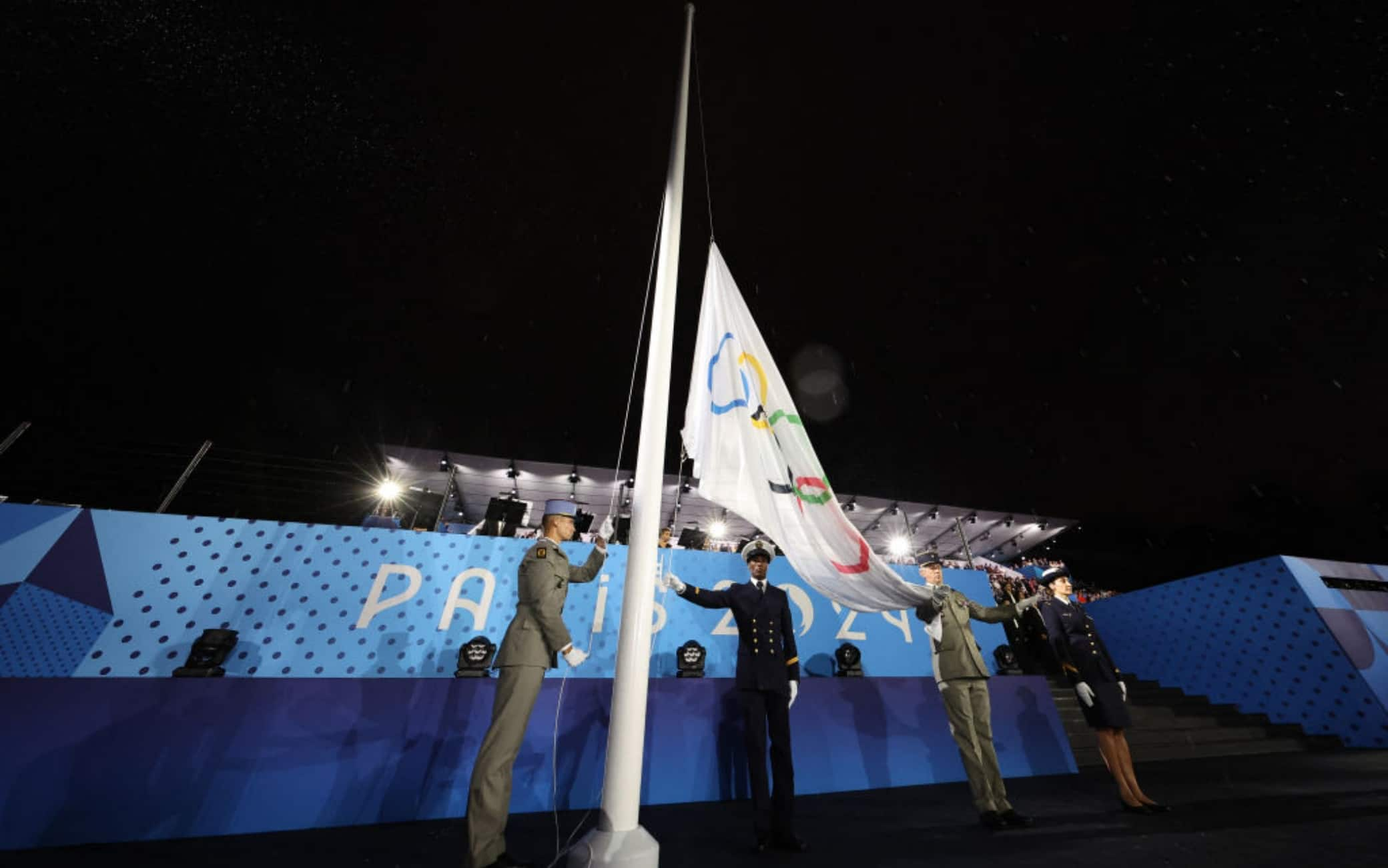 La bandiera olimpica issata