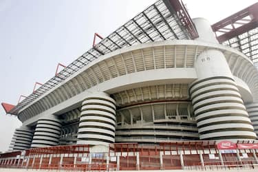 Una veduta esterna stadio Giuseppe Meazza (San Siro) di Milano, in una immagine di archivio.
ANSA/DANIEL DAL ZENNARO