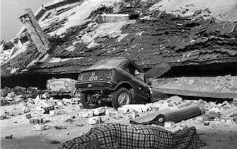 TERREMOTO IRPINIA 1980 (Irpinia - 1980-11-25, Foto Agenzia Napoli Carbone E Ni / GIACOMINOFOTO) p.s. la foto e' utilizzabile nel rispetto del contesto in cui e' stata scattata, e senza intento diffamatorio del decoro delle persone rappresentate