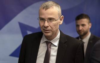 epa10406611 Israeli Justice minister Yariv Levin arrives to attend a weekly cabinet meeting at the Prime Minister's office in Jerusalem, 15 January 2023. Others are not identified.  EPA/MENAHEM KAHANA / POOL