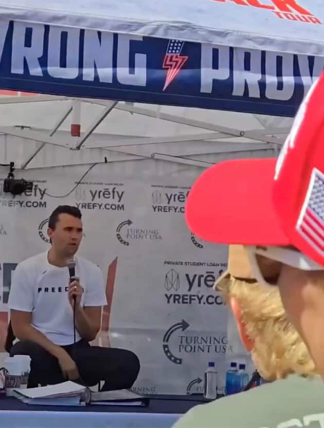 Charlie Kirk, il potente attivista di destra e direttore esecutivo di Turning Point Usa (Tpusa), è stato colpito mentre partecipava a un evento nello Utah. In alcuni video che circolano sui social media, si vede Kirk che viene colpito mentre parla con gli studenti, seduto sotto una tenda nel cortile della Utah Valley University. Kirk era lì per partecipare all'American Comeback Tour, organizzato dalla sezione Tpusa della Utah Valley. 10 settembre 2025. X.COM/SholaMos1 - Dr Shola Mos-Shogbamimu
@SholaMos1 + ATTENZIONE LA FOTO NON PUO' ESSERE PUBBLICATA O RIPRODOTTA SENZA L'AUTORIZZAZIONE DELLA FONTE DI ORIGINE CUI SI RINVIA + NPK