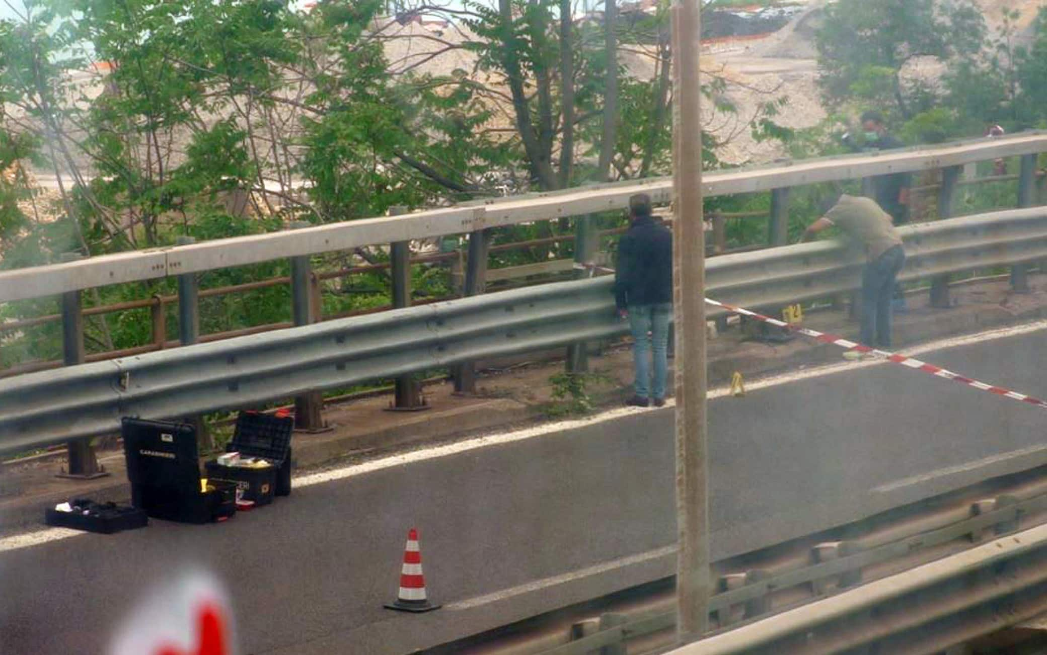 Gli inquirenti e la polizia scientifica sul luogo dove un cadavere è stato ritrovato sospeso all'esterno della strada, in una zona di vegetazione, poco visibile per chi transita con l'auto da alcuni tecnici dell'Anas a Trieste, 24 settembre 2023.
ANSA/Mauro Zocchi