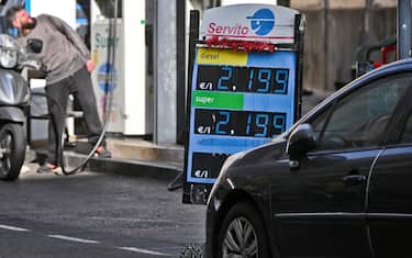 Prezzi dei carburanti esposti dai distributori a Napoli con il prezzo che in alcuni casi ha superato ampiamente i due euro al litro sia per il  super che per il  diesel, 3 gennaio 2023  ANSA / CIRO FUSCO