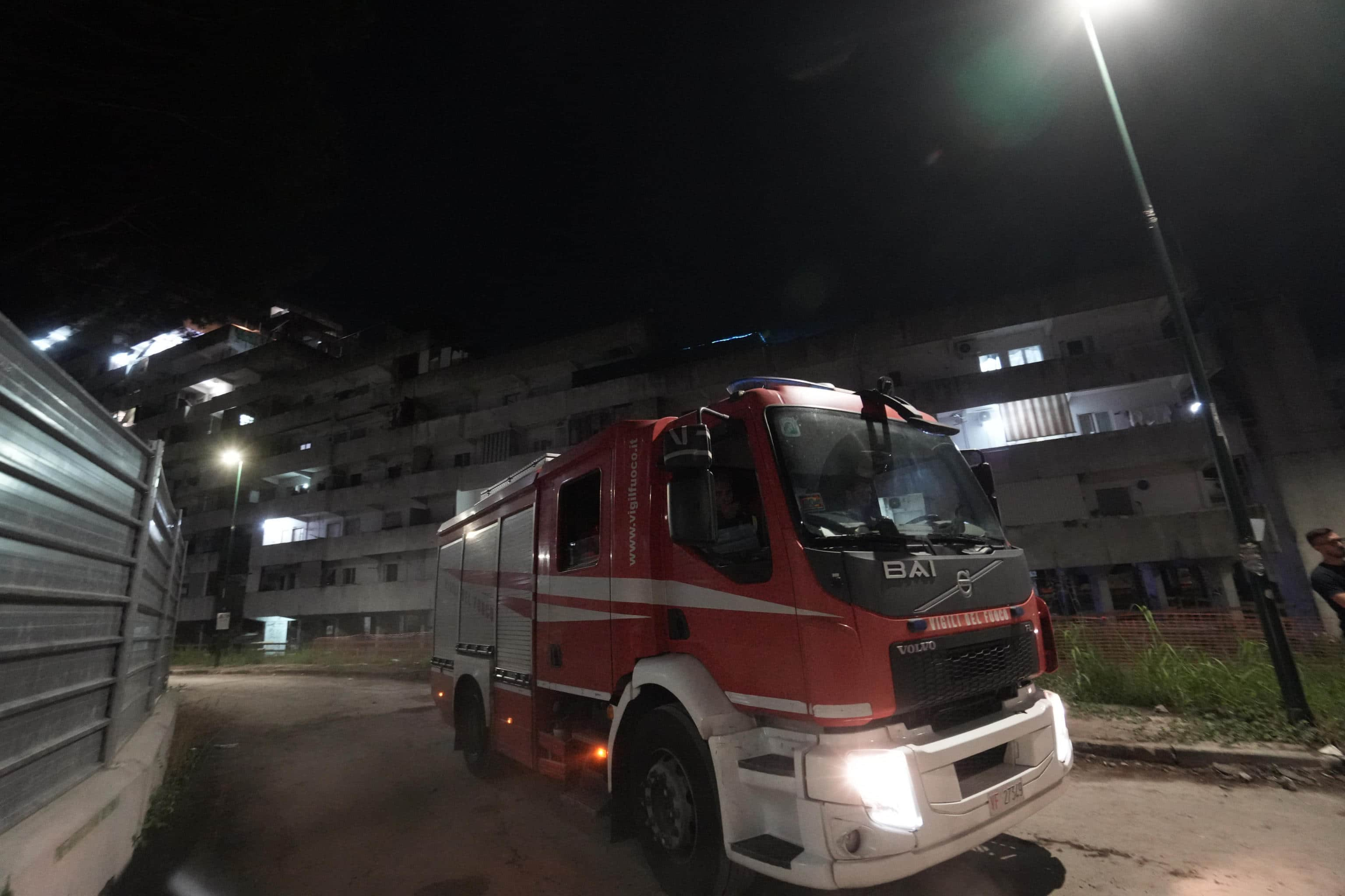 Crolla Ballatoio Alla Vela Celeste Di Scampia, 2 Morti Ed Edificio ...