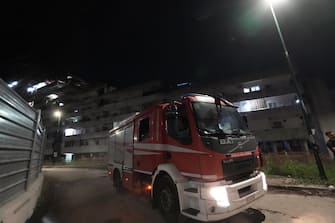 Un mezzo dei vigili del fuoco arriva alla Vela celeste, dopo il crollo del ballatoio a Scampia, Napoli, 22 luglio 2024. ANSA / CESARE ABBATE