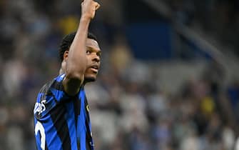 Inter Milan midfielder Denzel Dumfries celebrates after scoring during the italian Serie A soccer match beteween Inter Milan and Sassuolo at the Giuseppe Meazza stadium in Milan, Italy, 27 September 2023. ANSA/DANIEL DAL ZENNARO