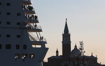 Navi da crociera attraversano il bacino San Marco. Da anni proseguono le proteste riguardo l'attraversamento di queste navi nel bacino di fronte a San Marco, causando problemi alla circolazione nautica già caotica, e ad altri eventuali problemi che potrebbero causare queste navi in caso di collisione con altre imbarcazioni o andando a collidere con la rive in caso di malfunzionamenti.