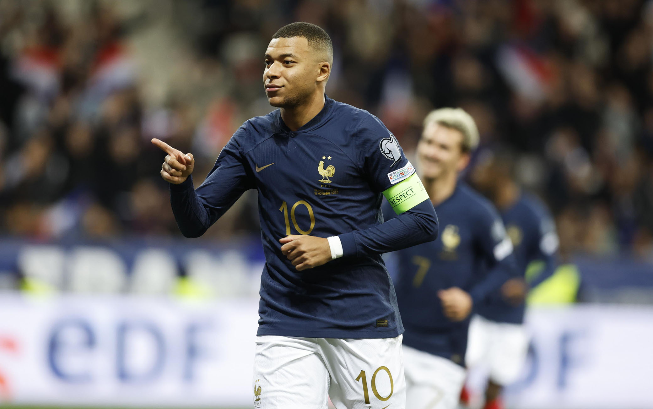 epa10983630 Kylian Mbappe of France celebrates after scoring a goal during the UEFA EURO 2024 Group B qualification match between France and Gibraltar in Nice, France, 18 November 2023.  EPA/SEBASTIEN NOGIER