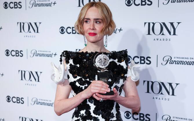 epaselect epa11416900 Sarah Paulson poses in the press room for the 77th annual Tony Awards at Lincoln Center's David H. Koch Theater in New York, New York, USA, 16 June 2024. The Tony Awards are presented each year by the American Theatre Wing and The Broadway League to honor excellence in live Broadway theater.  EPA/SARAH YENESEL