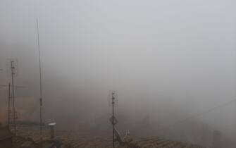 Centro storico di Perugia avvolto dalla nebbia, come solitamente accade nei mesi dell'autunno inoltrato, stamani dopo un temporale che ha interessato diverse zone della città. La pioggia è caduta intensa, accompagnata da qualche fulmine e dal vento. Non vengono comunque al momento segnalati danni particolari. La temperatura non ha tuttavia registrato un particolare abbassamento, mantenendosi su valori gradevoli. Terminata la pioggia è comparsa la nebbia, mentre il cielo è rimasto nuvoloso formando di fatto un unico scenario grigio.
ANSA/Claudio Sebastiani