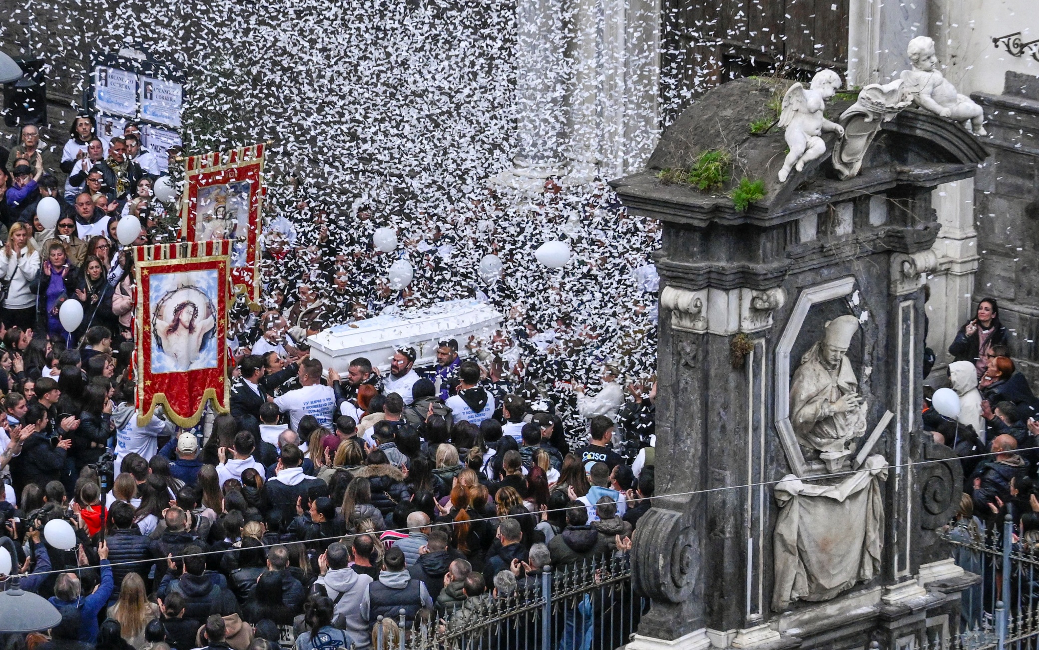 La bara bianca di Arcangelo Correra, il diciottenne ucciso nel centro storico di Napoli dal colpo di pistola sparato per errore da un suo amico, è stata portata a spalla da parenti e amici fino al luogo in cui, all'alba dello scorso 9 novembre, venne ferito a morte, Napoli, 14 novembre 2024. ANSA/CIRO FUSCO
