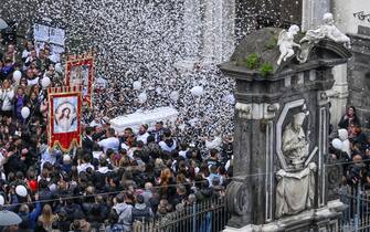 correra La bara bianca di Arcangelo Correra, il diciottenne ucciso nel centro storico di Napoli dal colpo di pistola sparato per errore da un suo amico, è stata portata a spalla da parenti e amici fino al luogo in cui, all'alba dello scorso 9 novembre, venne ferito a morte, Napoli, 14 novembre 2024. ANSA/CIRO FUSCO