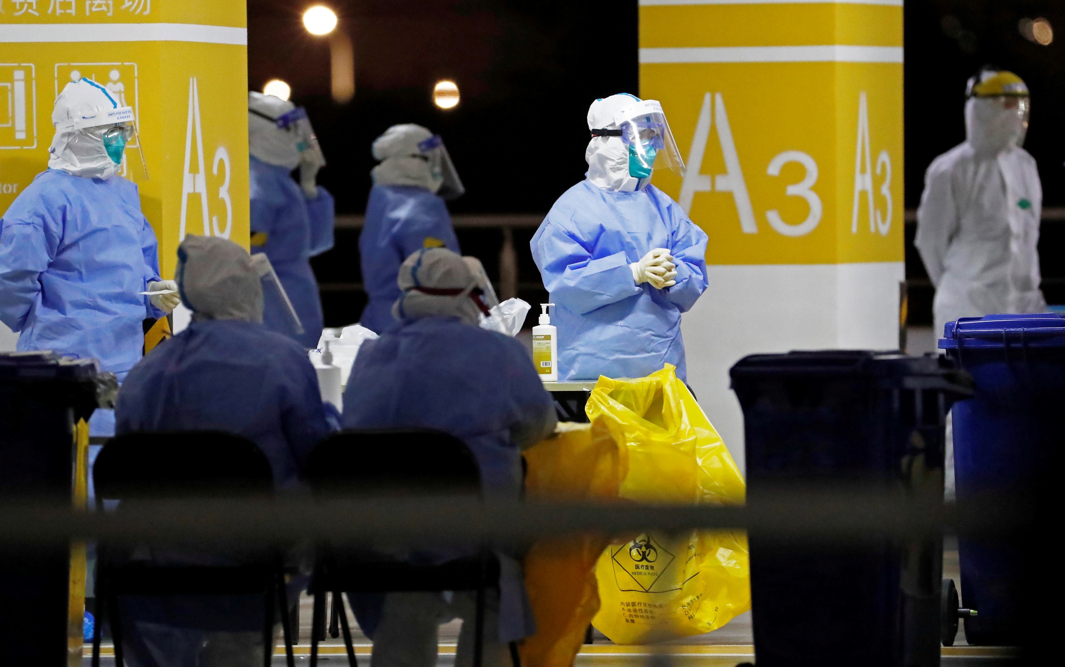 Test all'aeroporto di Shanghai, 22 novembre 2020 This photo taken on November 22, 2020 shows health workers in protective suits waiting to conduct COVID-19 coronavirus tests on staff at Pudong Airport in Shanghai. (Photo by STR / CNS / AFP) / China OUT (Photo by STR/CNS/AFP via Getty Images)