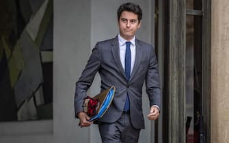 epa10925349 French Education Minister Gabriel Attal leaves the Elysee Palace after the weekly cabinet meeting in Paris, France, 18 October 2023.  EPA/CHRISTOPHE PETIT TESSON