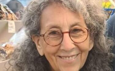 Judy Weinstein l'ostaggio di 70 anni morta sotto le bombe israeliane. La sua morte è stata annunciata dal portavoce delle Brigate Al-Qassam Abu Ubaida.
ANSA/bringthemhomenow.net ANSA PROVIDES ACCESS TO THIS HANDOUT PHOTO TO BE USED SOLELY TO ILLUSTRATE NEWS REPORTING OR COMMENTARY ON THE FACTS OR EVENTS DEPICTED IN THIS IMAGE; NO ARCHIVING; NO LICENSING +++ NPK