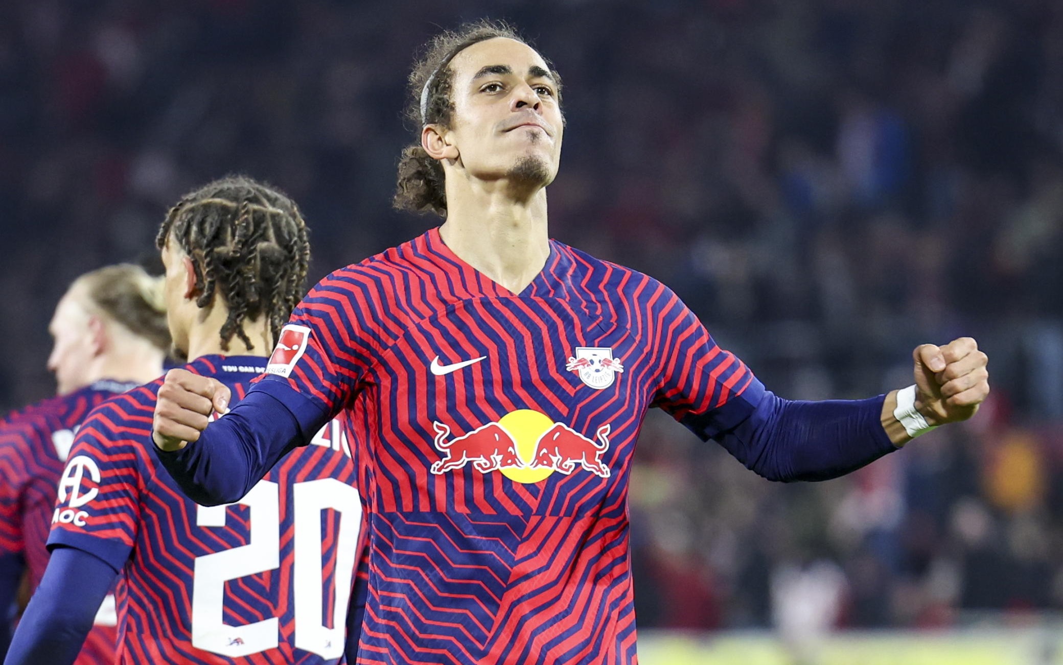 epa11223160 Leipzig's Yussuf Poulsen celebrates with teammates after scoring 1-5 goal during the German Bundesliga soccer match between 1. FC Cologne and RB Leipzig in Cologne, Germany, 15 March 2024.  EPA/CHRISTOPHER NEUNDORF CONDITIONS - ATTENTION: The DFL regulations prohibit any use of photographs as image sequences and/or quasi-video.