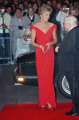 (KIKA) - LONDRA - Che Lady Diana sia un&#39;icona di stile e raffinatezza dei nostri tempi non c&#39;Ã¨ dubbio, che la "nuora" Kate Middleton stia proseguendo nel solco della stessa eleganza, altrettanto. PiÃ¹ volte la duchessa di Cambridge ha scelto outfit che ricordavano altri di quella che sarebbe stata sua suocera, e in questi casi Ã¨ facile pensare che la scelta sia stata ponderata, ma l&#39;ultimo "omaggio" in fatto di look deve essere stato davvero casuale. [galleria]LEGGI ANCHE: Kate, George e Charlotte: quando la principessa Ã¨ solo una mammaL&#39;abito di Zara che Kate Middleton ha indossato al Maserati Royal Charity Polo Trophy quache tempo fa, se visto controluce, risultava un po&#39; troppo trasparente: come non ricordare la gonna, altrettanto trasparente, con cui fu sorpresa Lady Diana nella scuola materna in cui lavorava prima di sposare il principe Carlo? Quella foto si guadagnÃ², nel 1980, la copertina di tutti i tabloid e scatenÃ² da un lato risa di derisione e dall&#39;altro critiche pesanti per la leggerezza della futura principessa del Galles.POTREBBE INTERESSARTI ANCHE: Kate Middleton, per il royal baby in rosso come Lady DianaTrasparenze non volute a parte, le scelte di moda della duchessa di Cambridge e della compianta principessa sembrano correre su binari paralleli: ecco quante volte la nuora si Ã¨ ispirata allo stile della suocera.[video mp4=https://www.kikapress.com/kikavideo/mp4/kikavideo_197610.mp4 id=197610]

